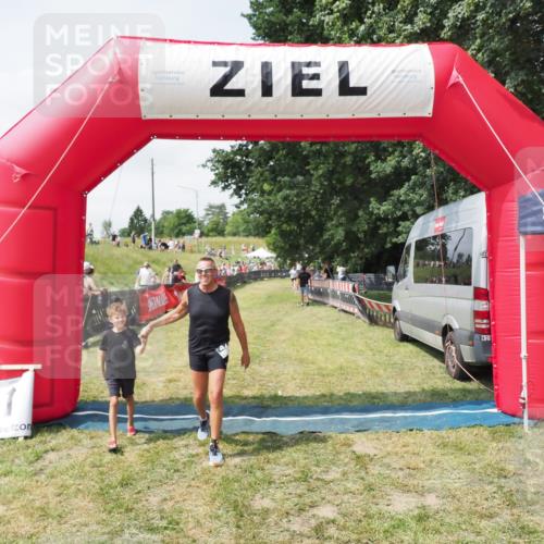 21.06.2025 - 27. Vierlanden-Triathlon MichiJ http://msf.ph/oto/8025196 15.06.2026 11:54:57 Ziel 421 meine-sportfotos.de