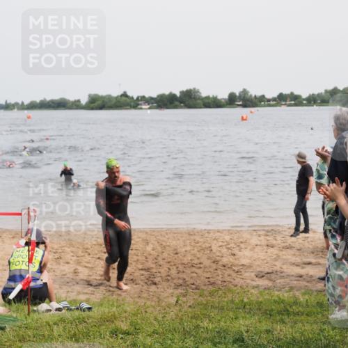 21.06.2025 - 27. Vierlanden-Triathlon MichiJ http://msf.ph/oto/8025199 15.06.2026 10:56:21 Schwimmen 716, 730 meine-sportfotos.de