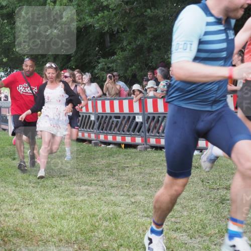 21.06.2025 - 27. Vierlanden-Triathlon KatJ http://msf.ph/oto/8025201 15.06.2025 13:27:47 Ziel 26, 686, 964, 1058, 1059, 1060 meine-sportfotos.de