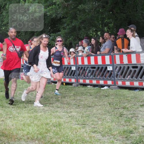 21.06.2025 - 27. Vierlanden-Triathlon KatJ http://msf.ph/oto/8025210 15.06.2025 13:27:47 Ziel 26, 686, 964, 1058, 1059, 1060 meine-sportfotos.de