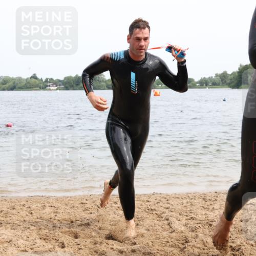 15.06.2025 - 27. Vierlanden-Triathlon Lena Gebhardt http://msf.ph/oto/8025211 15.06.2025 10:57:00 Schwimmen 654, 688, 711, 718, 755 meine-sportfotos.de