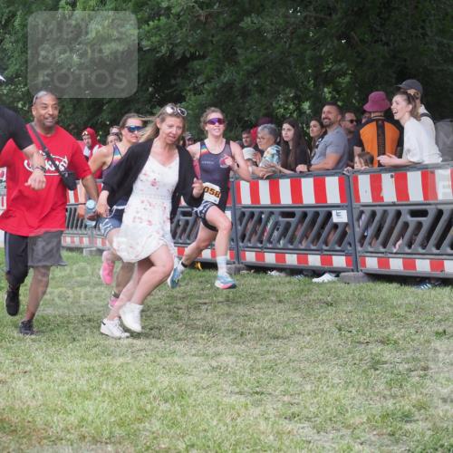 21.06.2025 - 27. Vierlanden-Triathlon KatJ http://msf.ph/oto/8025219 15.06.2025 13:27:48 Ziel 26, 686, 1058, 1059, 1060 meine-sportfotos.de