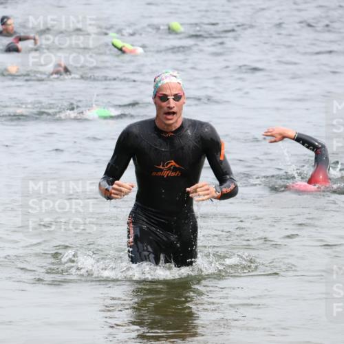 15.06.2025 - 27. Vierlanden-Triathlon Lena Gebhardt http://msf.ph/oto/8025227 15.06.2025 10:57:06 Schwimmen 654, 692, 711, 718 meine-sportfotos.de