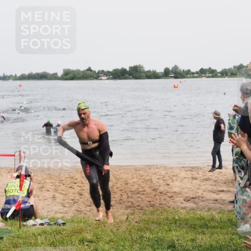 21.06.2025 - 27. Vierlanden-Triathlon MichiJ http://msf.ph/oto/8025229 15.06.2026 10:56:22 Schwimmen 716, 730, 771 meine-sportfotos.de