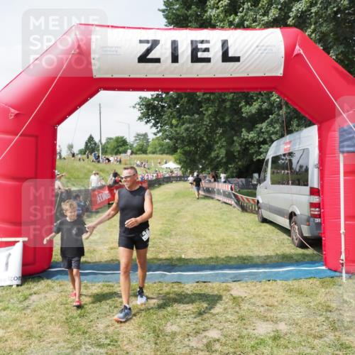 21.06.2025 - 27. Vierlanden-Triathlon MichiJ http://msf.ph/oto/8025230 15.06.2026 11:54:58 Ziel 421 meine-sportfotos.de