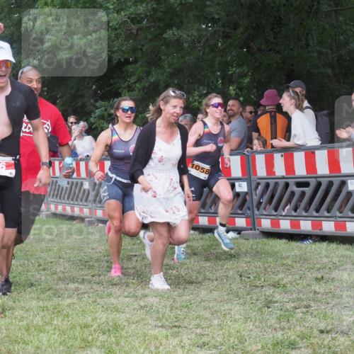 21.06.2025 - 27. Vierlanden-Triathlon KatJ http://msf.ph/oto/8025234 15.06.2025 13:27:48 Ziel 26, 686, 1058, 1059, 1060 meine-sportfotos.de