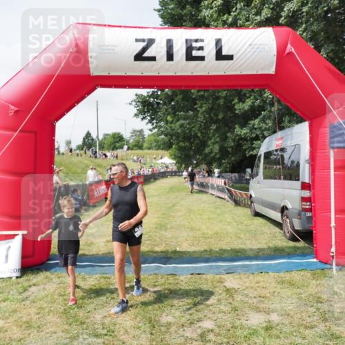 21.06.2025 - 27. Vierlanden-Triathlon MichiJ http://msf.ph/oto/8025237 15.06.2026 11:54:58 Ziel 421 meine-sportfotos.de