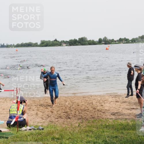 21.06.2025 - 27. Vierlanden-Triathlon MichiJ http://msf.ph/oto/8025240 15.06.2026 10:56:29 Schwimmen 764, 771 meine-sportfotos.de