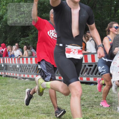 21.06.2025 - 27. Vierlanden-Triathlon KatJ http://msf.ph/oto/8025244 15.06.2025 13:27:48 Ziel 26, 686, 1058, 1059, 1060 meine-sportfotos.de