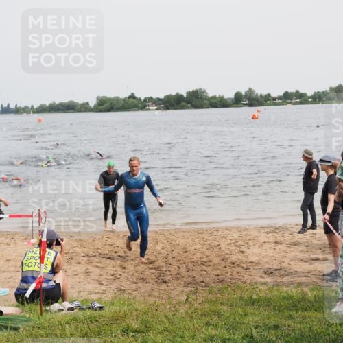 21.06.2025 - 27. Vierlanden-Triathlon MichiJ http://msf.ph/oto/8025253 15.06.2026 10:56:29 Schwimmen 764, 771 meine-sportfotos.de