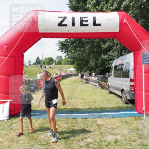 21.06.2025 - 27. Vierlanden-Triathlon MichiJ http://msf.ph/oto/8025269 15.06.2026 11:54:58 Ziel 421 meine-sportfotos.de