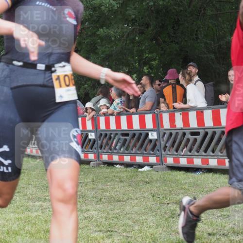 21.06.2025 - 27. Vierlanden-Triathlon KatJ http://msf.ph/oto/8025279 15.06.2025 13:27:49 Ziel 26, 686, 1060 meine-sportfotos.de