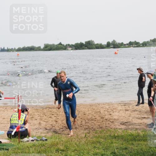 21.06.2025 - 27. Vierlanden-Triathlon MichiJ http://msf.ph/oto/8025290 15.06.2026 10:56:30 Schwimmen 764, 771 meine-sportfotos.de