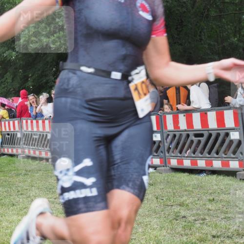 21.06.2025 - 27. Vierlanden-Triathlon KatJ http://msf.ph/oto/8025291 15.06.2025 13:27:49 Ziel 26, 686, 1060 meine-sportfotos.de