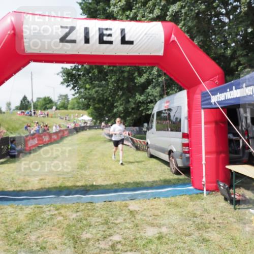 21.06.2025 - 27. Vierlanden-Triathlon MichiJ http://msf.ph/oto/8025294 15.06.2026 11:55:08 Ziel 492 meine-sportfotos.de