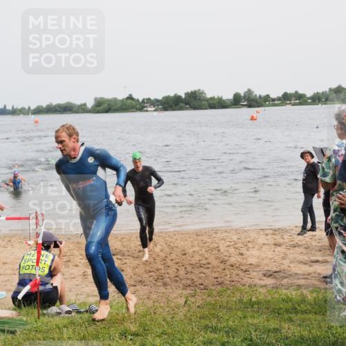 21.06.2025 - 27. Vierlanden-Triathlon MichiJ http://msf.ph/oto/8025303 15.06.2026 10:56:31 Schwimmen 764, 771 meine-sportfotos.de