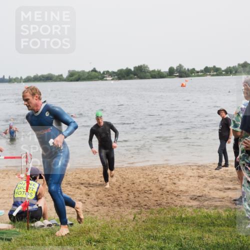 21.06.2025 - 27. Vierlanden-Triathlon MichiJ http://msf.ph/oto/8025308 15.06.2026 10:56:31 Schwimmen 764, 771 meine-sportfotos.de