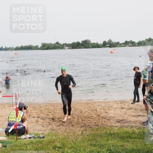 21.06.2025 - 27. Vierlanden-Triathlon MichiJ http://msf.ph/oto/8025324 15.06.2026 10:56:32 Schwimmen 685, 764, 771 meine-sportfotos.de