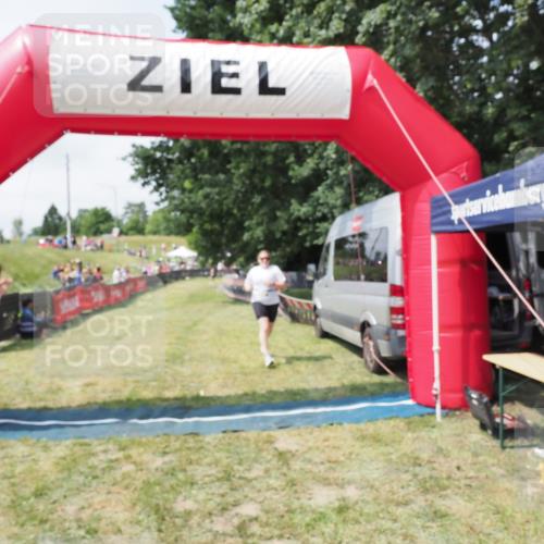 21.06.2025 - 27. Vierlanden-Triathlon MichiJ http://msf.ph/oto/8025333 15.06.2026 11:55:08 Ziel 492 meine-sportfotos.de