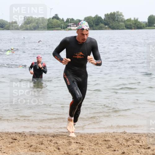 15.06.2025 - 27. Vierlanden-Triathlon Lena Gebhardt http://msf.ph/oto/8025341 15.06.2025 10:57:11 Schwimmen 692, 697 meine-sportfotos.de