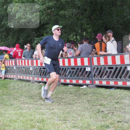 21.06.2025 - 27. Vierlanden-Triathlon KatJ http://msf.ph/oto/8025357 15.06.2025 13:27:53 Ziel 686 meine-sportfotos.de