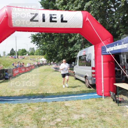 21.06.2025 - 27. Vierlanden-Triathlon MichiJ http://msf.ph/oto/8025358 15.06.2026 11:55:08 Ziel 492 meine-sportfotos.de