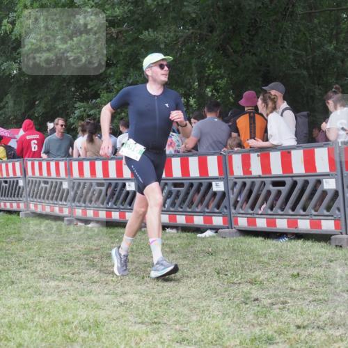 21.06.2025 - 27. Vierlanden-Triathlon KatJ http://msf.ph/oto/8025368 15.06.2025 13:27:54 Ziel 686 meine-sportfotos.de