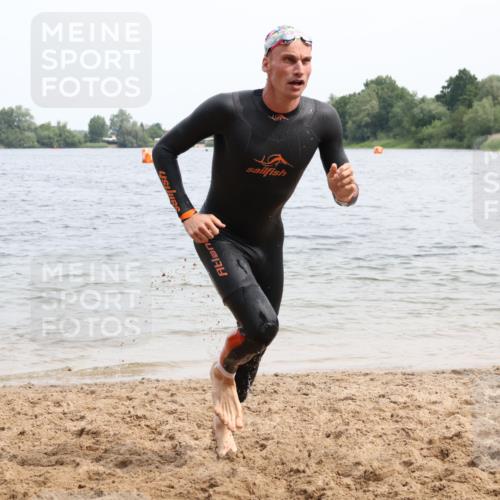 15.06.2025 - 27. Vierlanden-Triathlon Lena Gebhardt http://msf.ph/oto/8025373 15.06.2025 10:57:12 Schwimmen 692, 697 meine-sportfotos.de