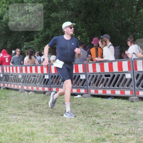 21.06.2025 - 27. Vierlanden-Triathlon KatJ http://msf.ph/oto/8025378 15.06.2025 13:27:54 Ziel 686 meine-sportfotos.de