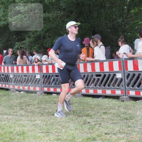 21.06.2025 - 27. Vierlanden-Triathlon KatJ http://msf.ph/oto/8025386 15.06.2025 13:27:54 Ziel 686 meine-sportfotos.de