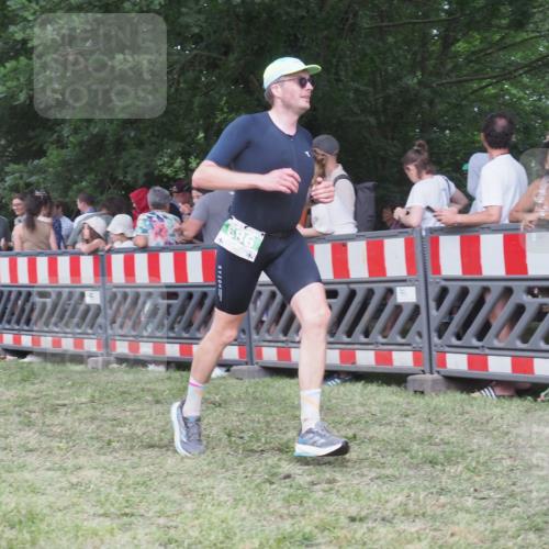 21.06.2025 - 27. Vierlanden-Triathlon KatJ http://msf.ph/oto/8025396 15.06.2025 13:27:54 Ziel 686 meine-sportfotos.de