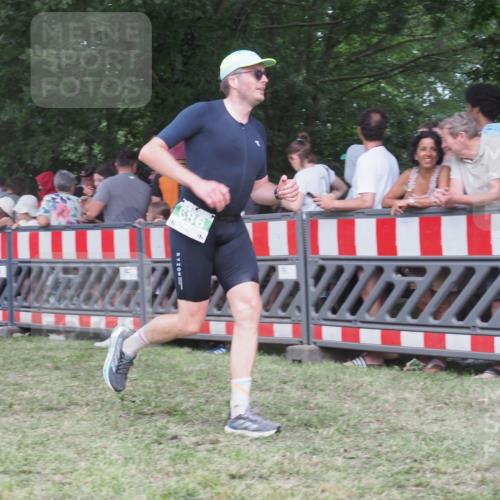 21.06.2025 - 27. Vierlanden-Triathlon KatJ http://msf.ph/oto/8025406 15.06.2025 13:27:54 Ziel 686 meine-sportfotos.de