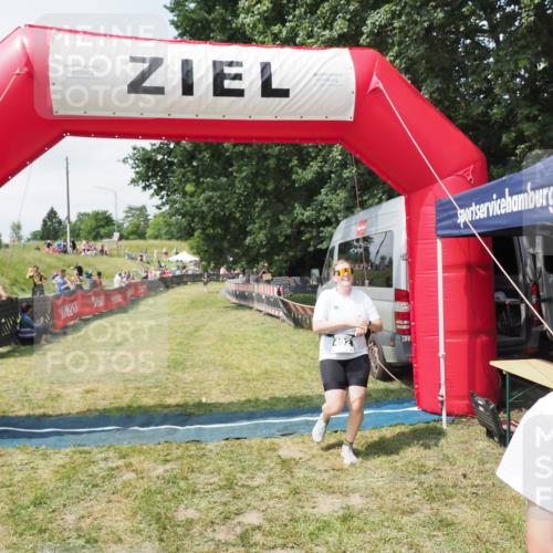 21.06.2025 - 27. Vierlanden-Triathlon MichiJ http://msf.ph/oto/8025412 15.06.2026 11:55:09 Ziel 492 meine-sportfotos.de