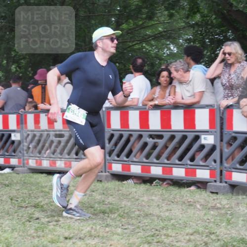 21.06.2025 - 27. Vierlanden-Triathlon KatJ http://msf.ph/oto/8025414 15.06.2025 13:27:54 Ziel 686 meine-sportfotos.de