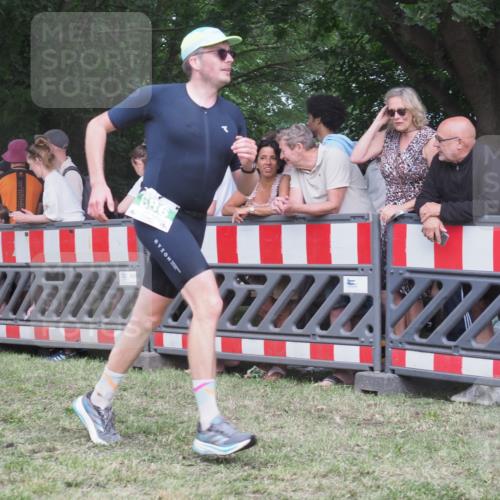 21.06.2025 - 27. Vierlanden-Triathlon KatJ http://msf.ph/oto/8025428 15.06.2025 13:27:54 Ziel 686 meine-sportfotos.de