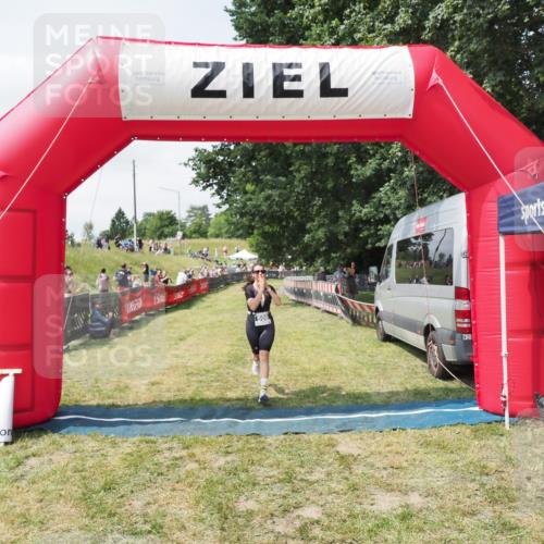21.06.2025 - 27. Vierlanden-Triathlon MichiJ http://msf.ph/oto/8025486 15.06.2026 11:55:21 Ziel 500 meine-sportfotos.de