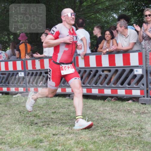 21.06.2025 - 27. Vierlanden-Triathlon KatJ http://msf.ph/oto/8025492 15.06.2025 13:28:10 Ziel 162, 733, 828, 1062, 1063, 1064 meine-sportfotos.de