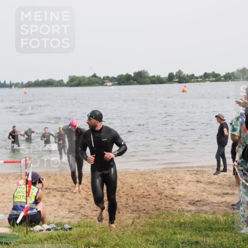 21.06.2025 - 27. Vierlanden-Triathlon MichiJ http://msf.ph/oto/8025522 15.06.2026 10:56:47 Schwimmen 642, 651, 685, 688, 691, 755 meine-sportfotos.de