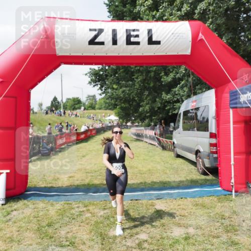 21.06.2025 - 27. Vierlanden-Triathlon MichiJ http://msf.ph/oto/8025524 15.06.2026 11:55:22 Ziel 500 meine-sportfotos.de