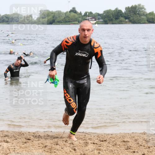 15.06.2025 - 27. Vierlanden-Triathlon Lena Gebhardt http://msf.ph/oto/8025556 15.06.2025 10:57:30 Schwimmen 707, 722 meine-sportfotos.de
