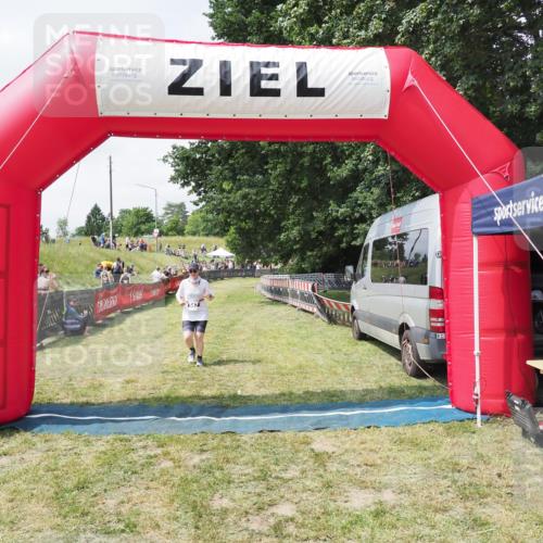 21.06.2025 - 27. Vierlanden-Triathlon MichiJ http://msf.ph/oto/8025562 15.06.2026 11:55:55 Ziel 547 meine-sportfotos.de