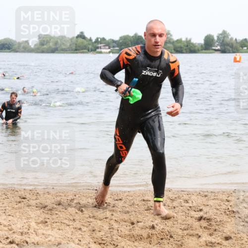 15.06.2025 - 27. Vierlanden-Triathlon Lena Gebhardt http://msf.ph/oto/8025564 15.06.2025 10:57:31 Schwimmen 707, 722 meine-sportfotos.de