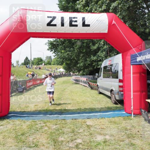 21.06.2025 - 27. Vierlanden-Triathlon MichiJ http://msf.ph/oto/8025593 15.06.2026 11:55:56 Ziel 547 meine-sportfotos.de