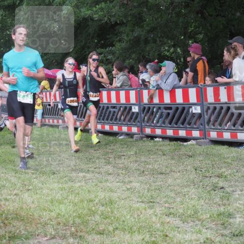21.06.2025 - 27. Vierlanden-Triathlon KatJ http://msf.ph/oto/8025612 15.06.2025 13:28:20 Ziel 113, 670, 733, 751, 828, 1062, 1063, 1064 meine-sportfotos.de