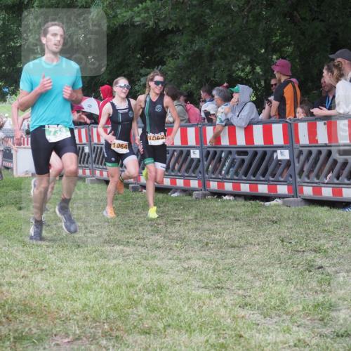 21.06.2025 - 27. Vierlanden-Triathlon KatJ http://msf.ph/oto/8025622 15.06.2025 13:28:20 Ziel 113, 670, 733, 751, 828, 1062, 1063, 1064 meine-sportfotos.de