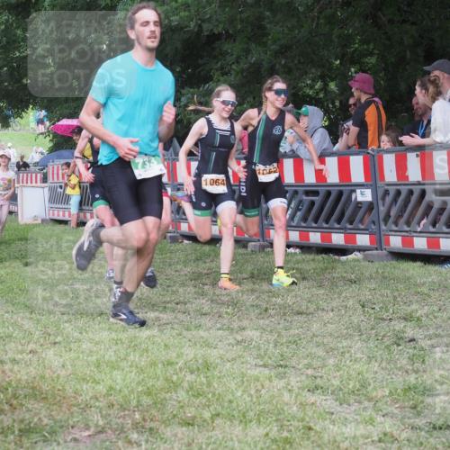 21.06.2025 - 27. Vierlanden-Triathlon KatJ http://msf.ph/oto/8025644 15.06.2025 13:28:21 Ziel 113, 670, 733, 751, 828, 1062, 1063, 1064 meine-sportfotos.de