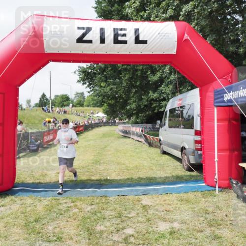 21.06.2025 - 27. Vierlanden-Triathlon MichiJ http://msf.ph/oto/8025645 15.06.2026 11:55:56 Ziel 547 meine-sportfotos.de