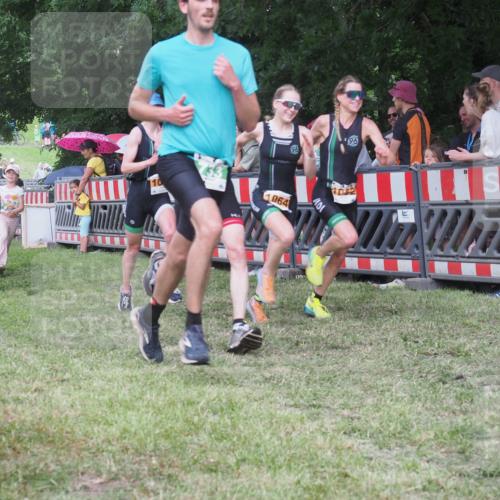 21.06.2025 - 27. Vierlanden-Triathlon KatJ http://msf.ph/oto/8025651 15.06.2025 13:28:21 Ziel 113, 670, 733, 751, 828, 1062, 1063, 1064 meine-sportfotos.de