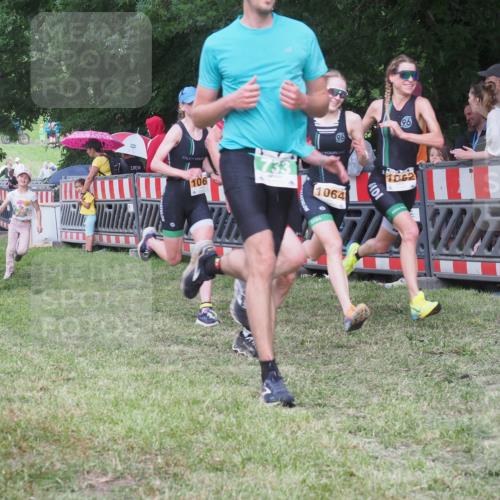 21.06.2025 - 27. Vierlanden-Triathlon KatJ http://msf.ph/oto/8025656 15.06.2025 13:28:21 Ziel 113, 670, 733, 751, 828, 1062, 1063, 1064 meine-sportfotos.de