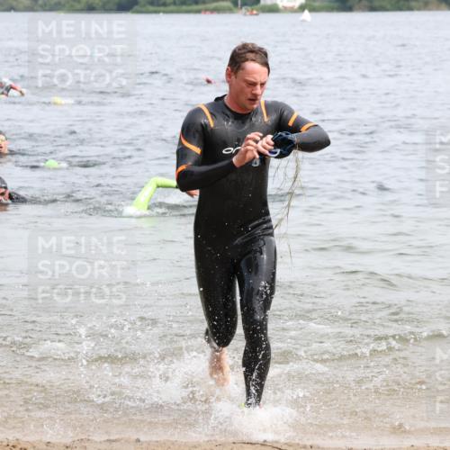 15.06.2025 - 27. Vierlanden-Triathlon Lena Gebhardt http://msf.ph/oto/8025667 15.06.2025 10:57:36 Schwimmen 707, 722 meine-sportfotos.de